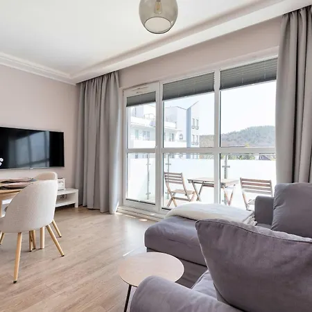 Stylish & Modern With Parking And Balcony By Renters *