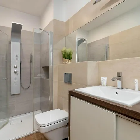 Stylish & Modern With Parking And Balcony By Renters Appartamento *